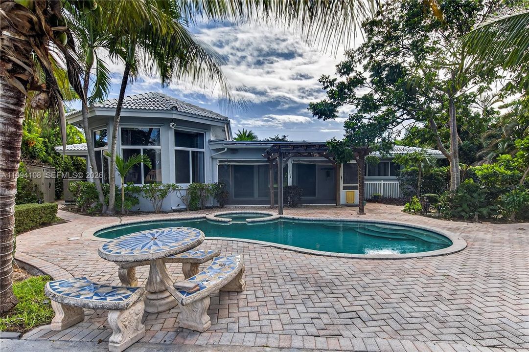 En Venta: $1,999,000 (4 camas, 3 baños, 2307 Pies cuadrados)