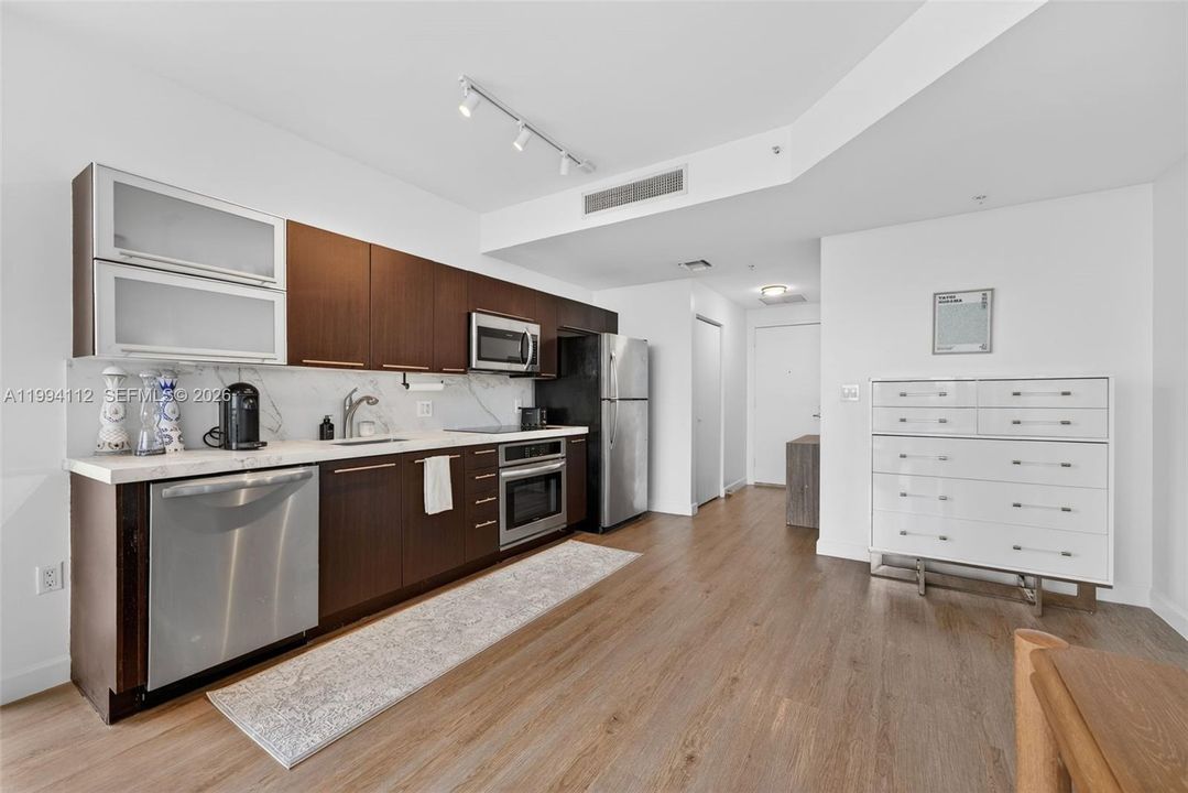 For Sale: $399,000 (1 beds, 1 baths, 814 Square Feet)