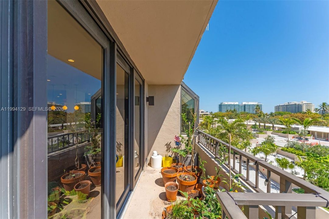 For Sale: $2,649,000 (3 beds, 3 baths, 2330 Square Feet)
