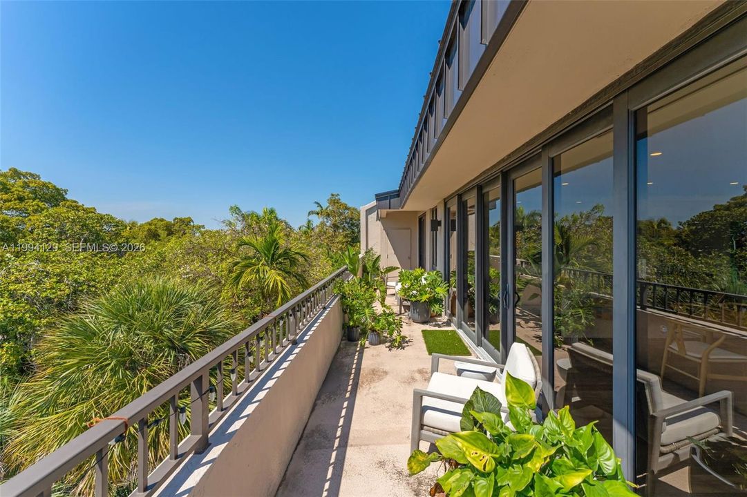 For Sale: $2,649,000 (3 beds, 3 baths, 2330 Square Feet)