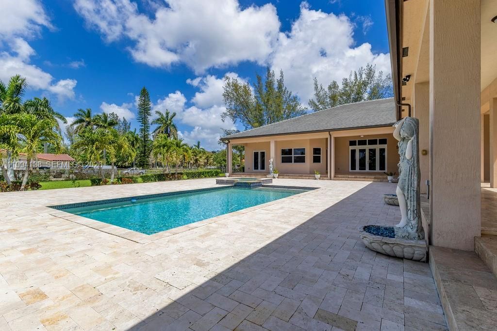 Recently Sold: $2,749,000 (7 beds, 5 baths, 6756 Square Feet)