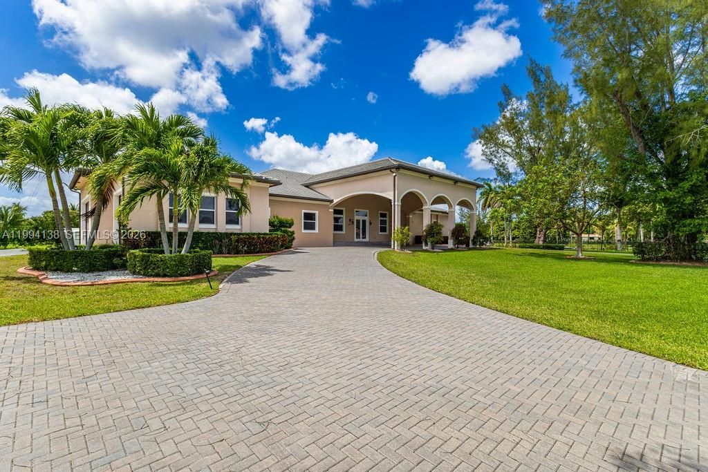 Recently Sold: $2,749,000 (7 beds, 5 baths, 6756 Square Feet)