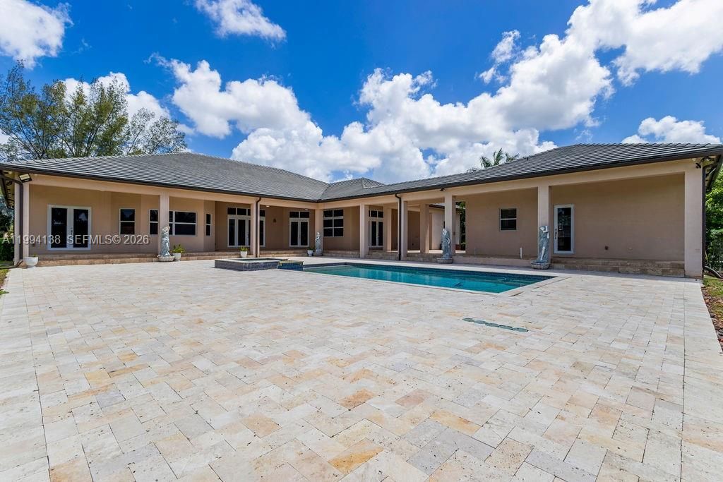 Recently Sold: $2,749,000 (7 beds, 5 baths, 6756 Square Feet)
