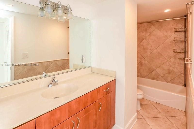 For Sale: $314,000 (1 beds, 1 baths, 898 Square Feet)