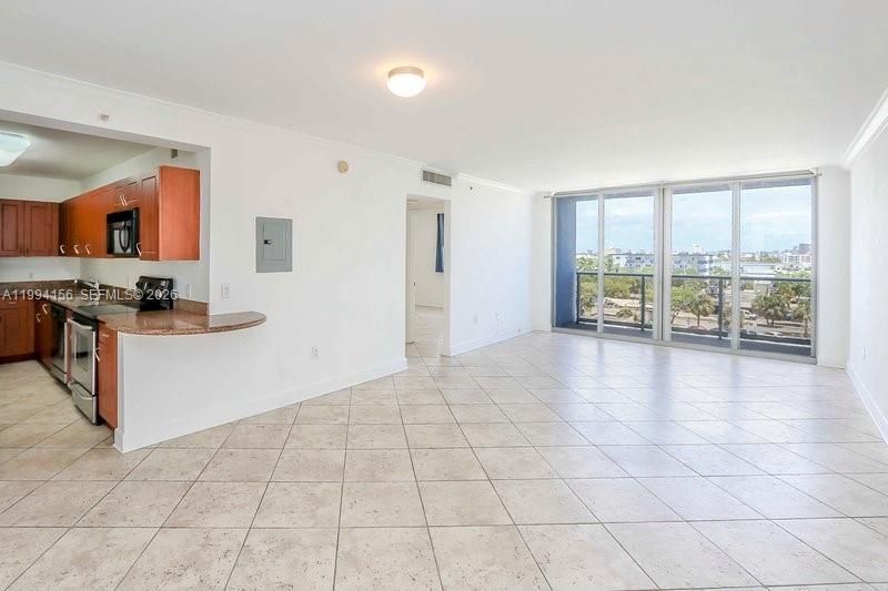 For Sale: $314,000 (1 beds, 1 baths, 898 Square Feet)