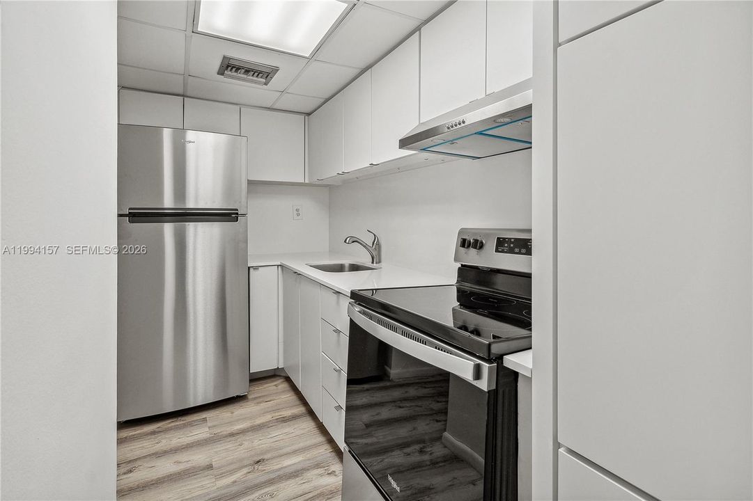 For Sale: $399,000 (1 beds, 1 baths, 609 Square Feet)