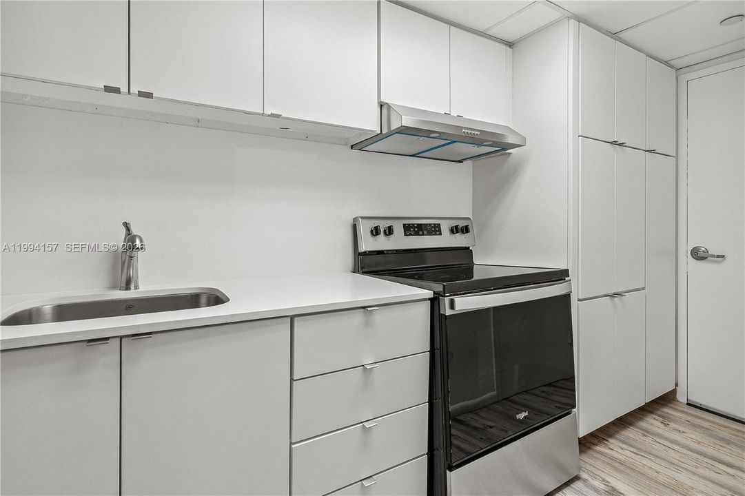 For Sale: $399,000 (1 beds, 1 baths, 609 Square Feet)