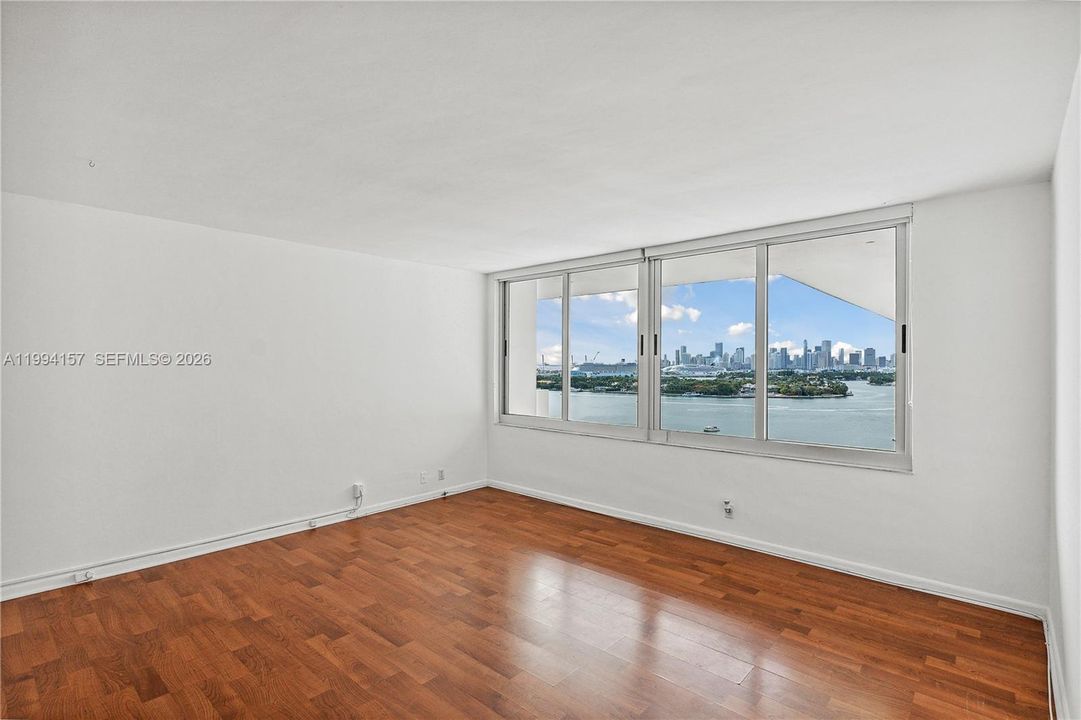 For Sale: $399,000 (1 beds, 1 baths, 609 Square Feet)