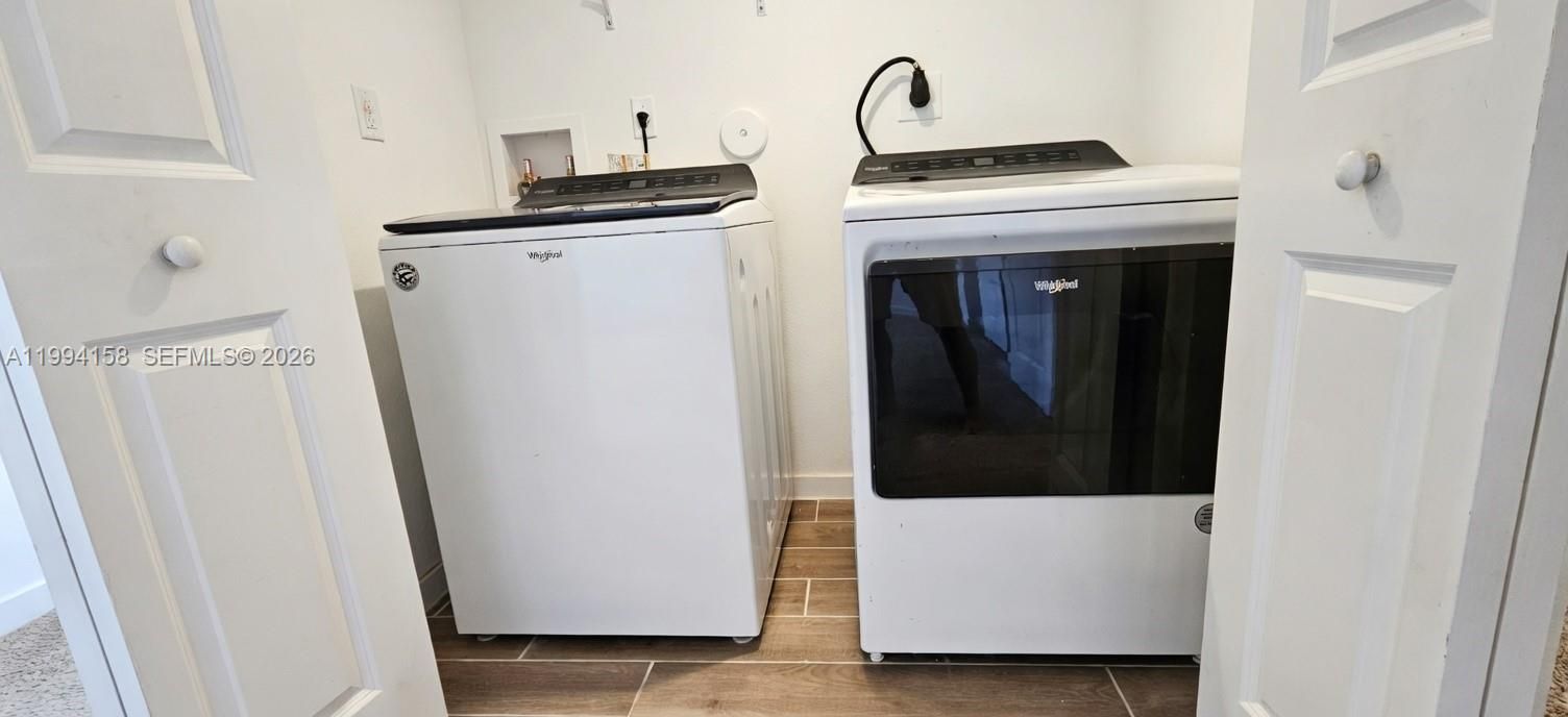 Activo con contrato: $290,000 (4 camas, 3 baños, 1374 Pies cuadrados)