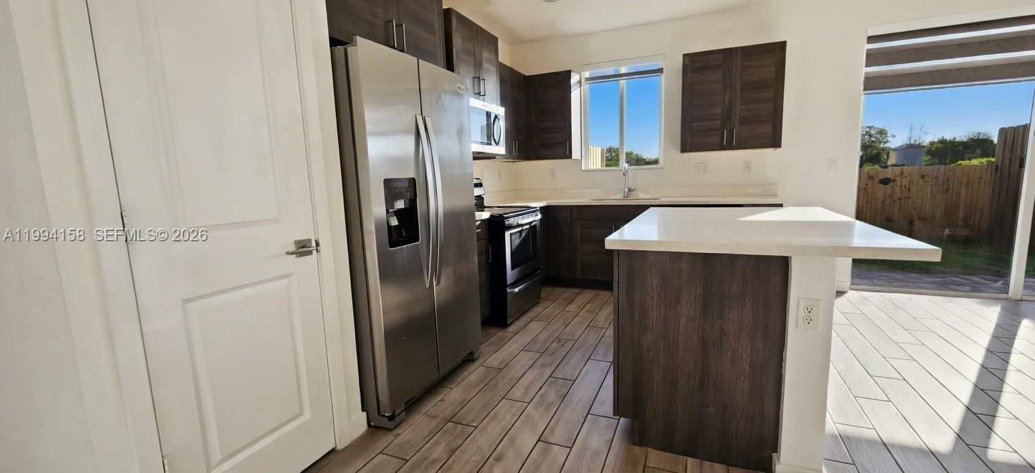 Activo con contrato: $290,000 (4 camas, 3 baños, 1374 Pies cuadrados)