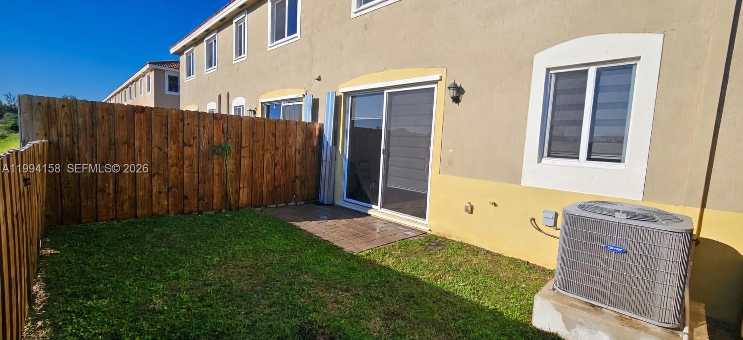 Activo con contrato: $290,000 (4 camas, 3 baños, 1374 Pies cuadrados)