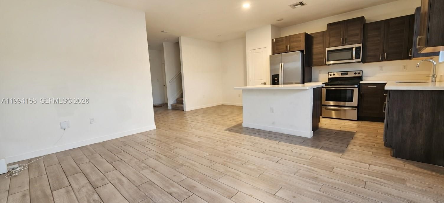 Activo con contrato: $290,000 (4 camas, 3 baños, 1374 Pies cuadrados)