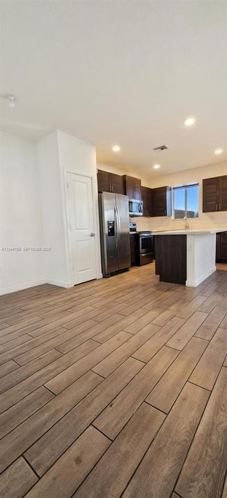 Activo con contrato: $290,000 (4 camas, 3 baños, 1374 Pies cuadrados)