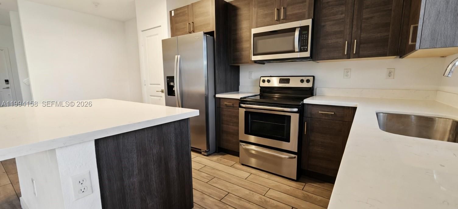 Activo con contrato: $290,000 (4 camas, 3 baños, 1374 Pies cuadrados)