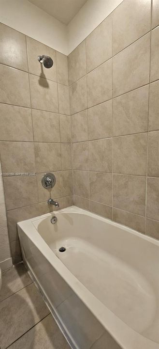 Activo con contrato: $290,000 (4 camas, 3 baños, 1374 Pies cuadrados)