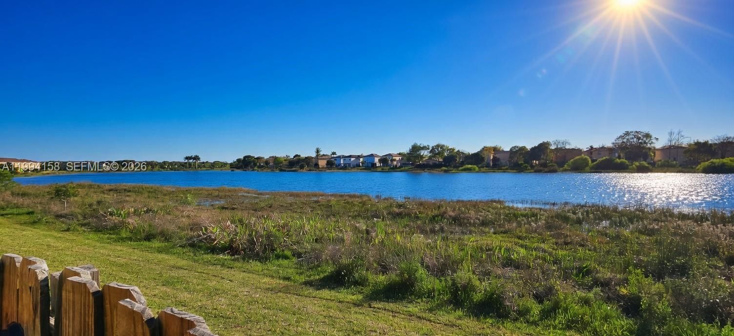 Activo con contrato: $290,000 (4 camas, 3 baños, 1374 Pies cuadrados)