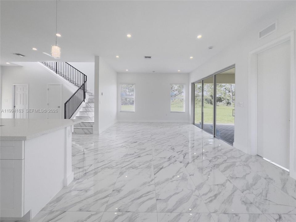 En Venta: $735,000 (4 camas, 2 baños, 2066 Pies cuadrados)
