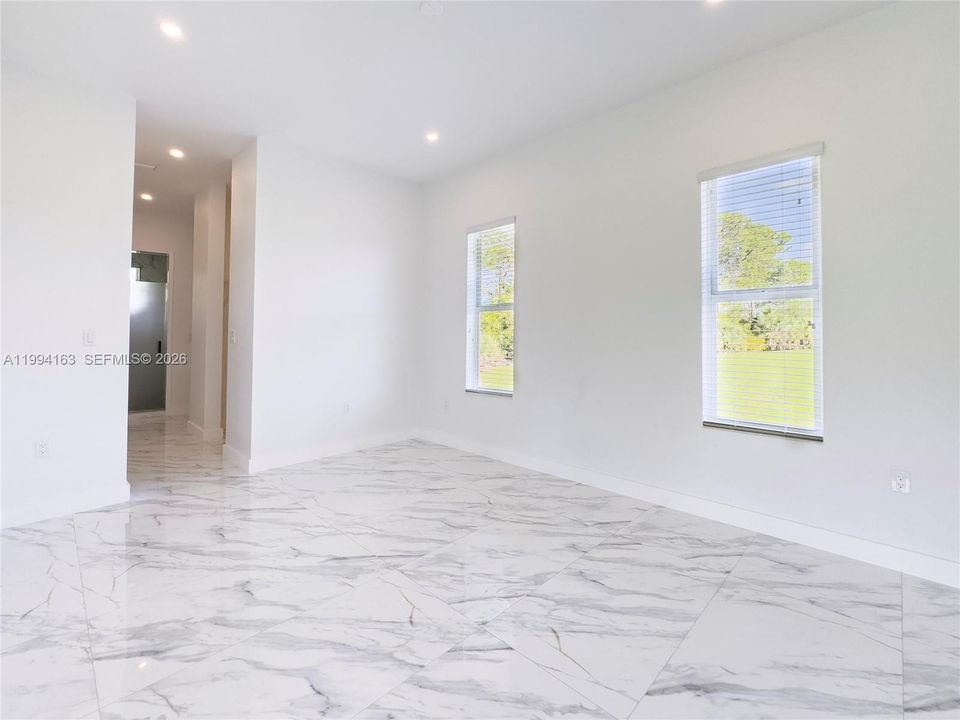 En Venta: $735,000 (4 camas, 2 baños, 2066 Pies cuadrados)