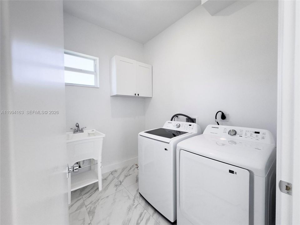 En Venta: $735,000 (4 camas, 2 baños, 2066 Pies cuadrados)