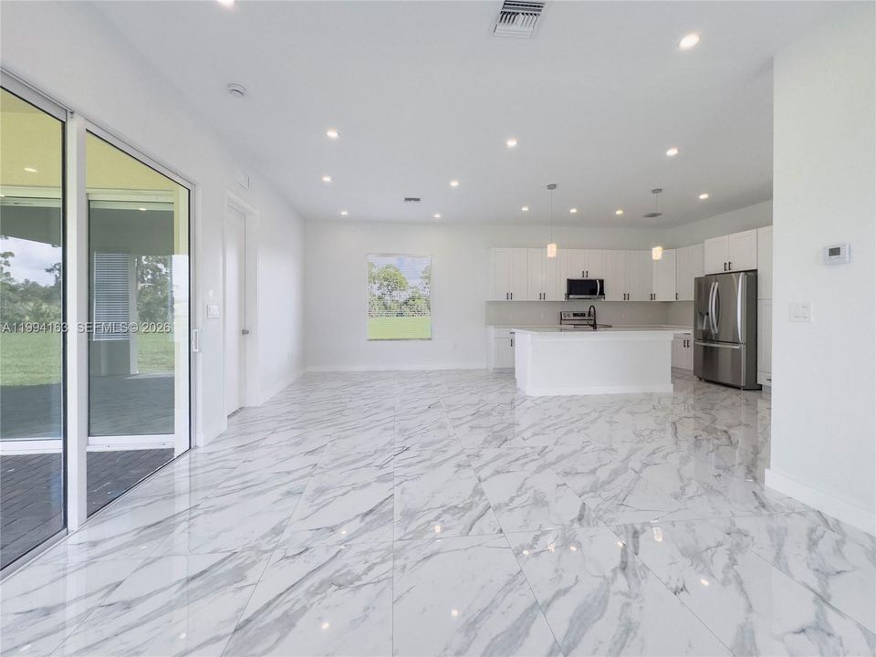 En Venta: $735,000 (4 camas, 2 baños, 2066 Pies cuadrados)