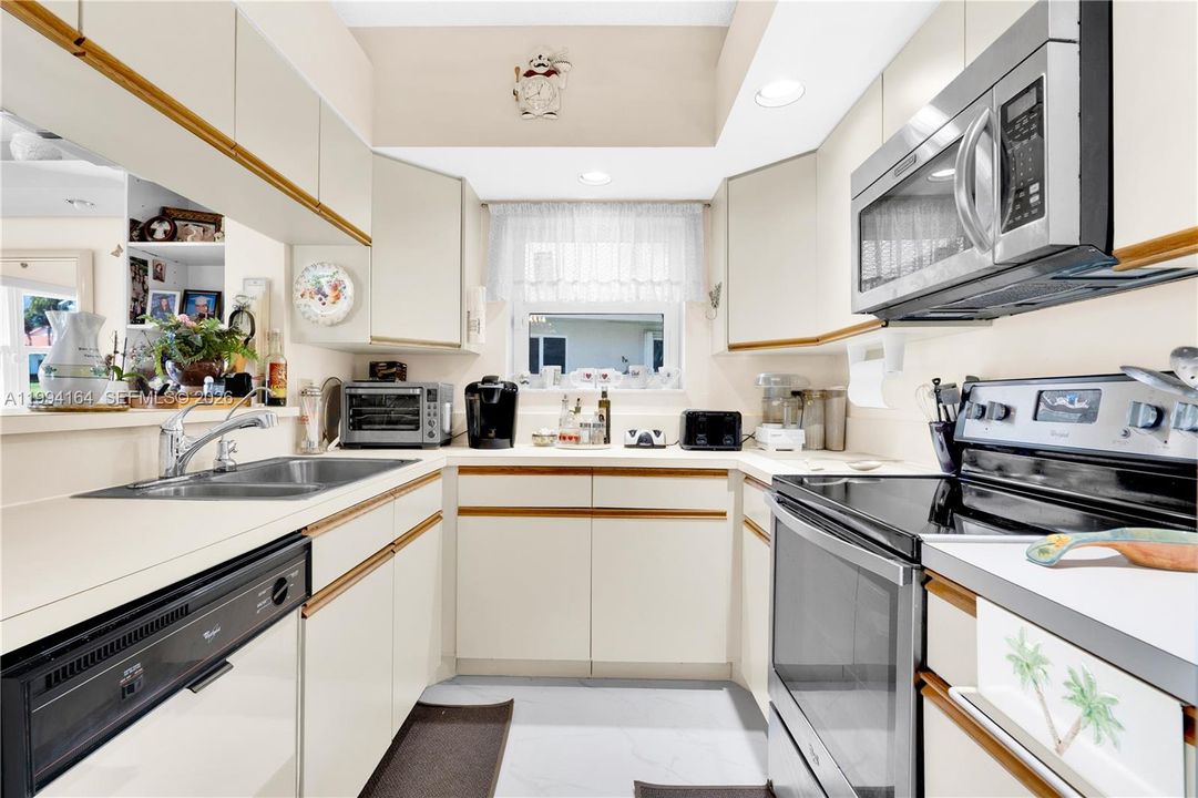 For Sale: $379,000 (2 beds, 2 baths, 1555 Square Feet)
