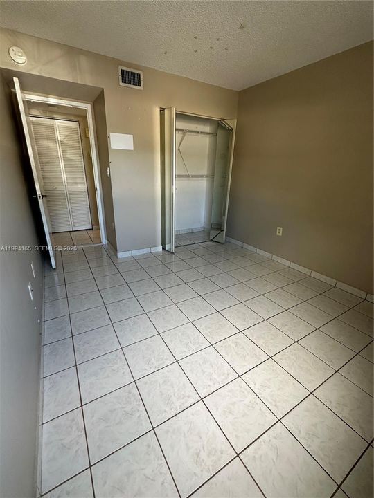 Activo con contrato: $2,300 (2 camas, 2 baños, 1000 Pies cuadrados)