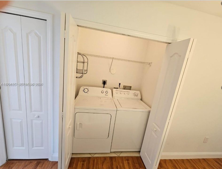 На продажу: $388,990 (3 спален, 3 ванн, 1270 Квадратных фут)