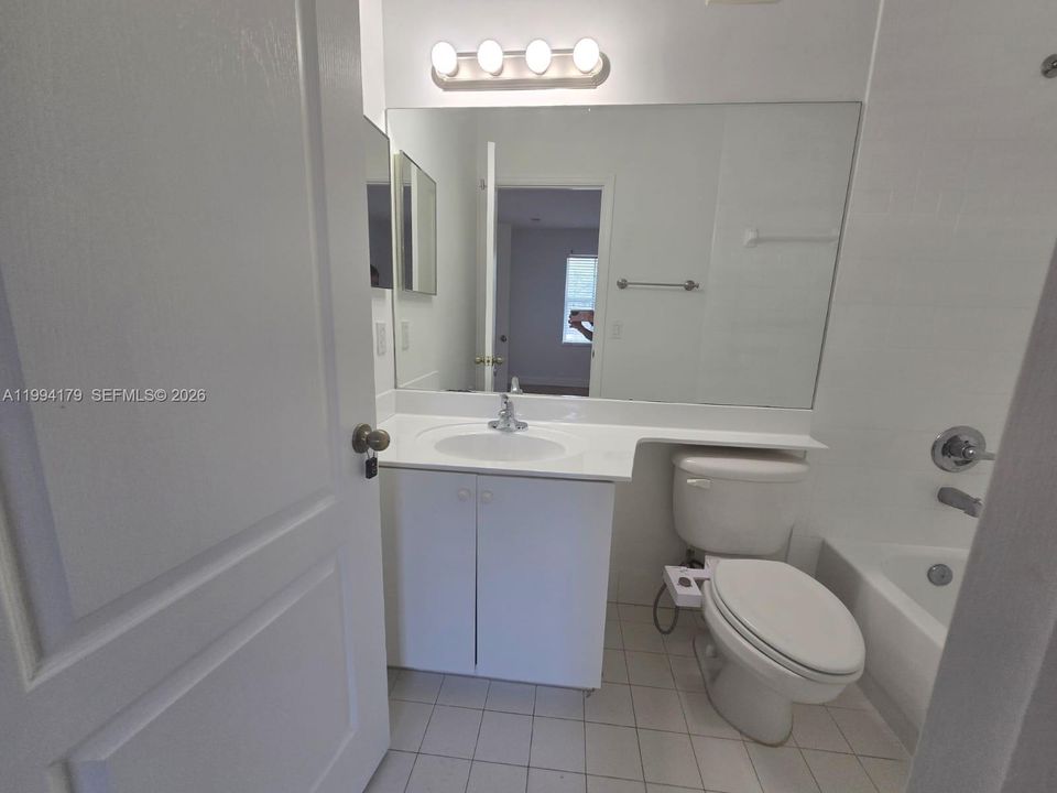 На продажу: $388,990 (3 спален, 3 ванн, 1270 Квадратных фут)