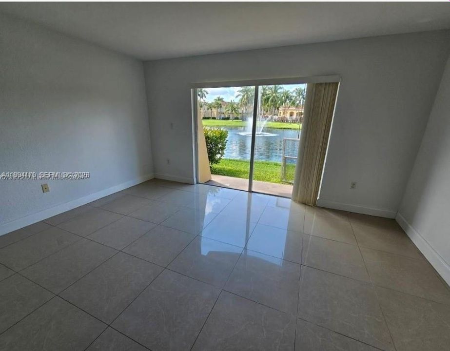 На продажу: $388,990 (3 спален, 3 ванн, 1270 Квадратных фут)