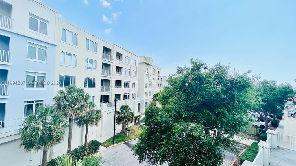 For Rent: $2,300 (1 beds, 1 baths, 719 Square Feet)