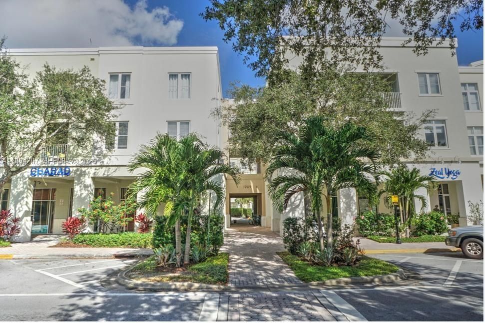 For Rent: $2,300 (1 beds, 1 baths, 719 Square Feet)