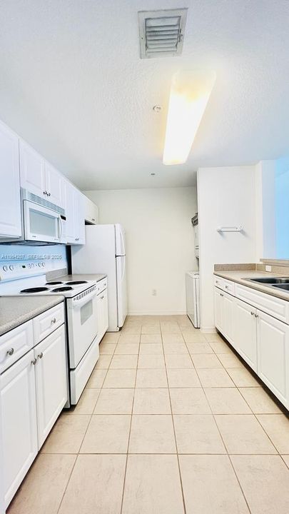 For Rent: $2,300 (1 beds, 1 baths, 719 Square Feet)