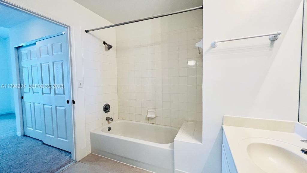 For Rent: $2,300 (1 beds, 1 baths, 719 Square Feet)