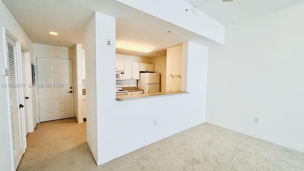 For Rent: $2,300 (1 beds, 1 baths, 719 Square Feet)