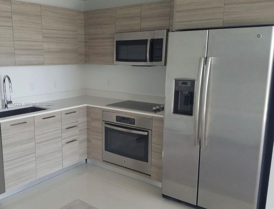For Sale: $465,000 (1 beds, 1 baths, 612 Square Feet)