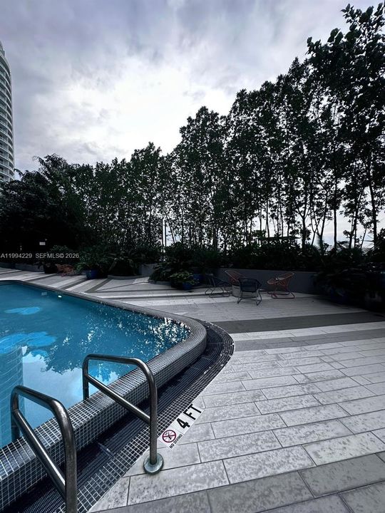 For Sale: $465,000 (1 beds, 1 baths, 612 Square Feet)