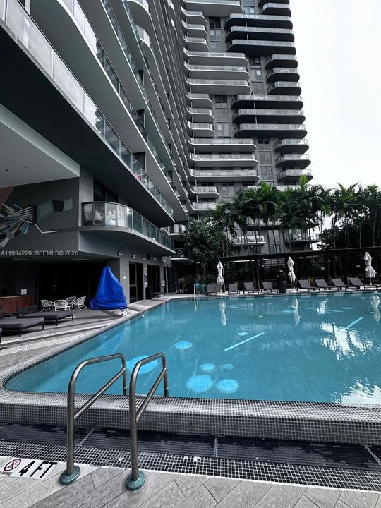 For Sale: $465,000 (1 beds, 1 baths, 612 Square Feet)
