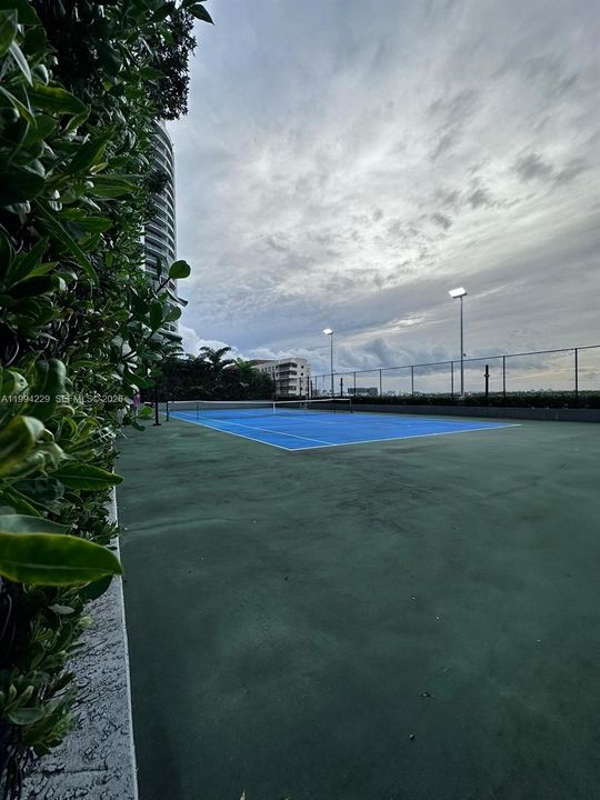 For Sale: $465,000 (1 beds, 1 baths, 612 Square Feet)