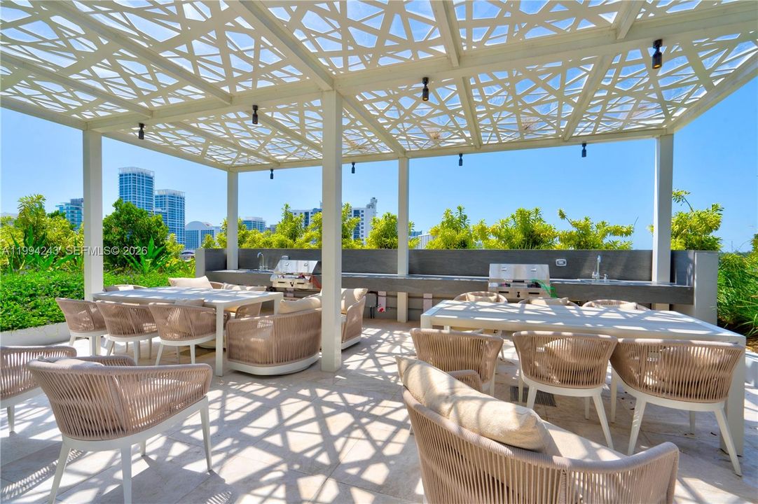 For Sale: $1,529,000 (2 beds, 2 baths, 802 Square Feet)