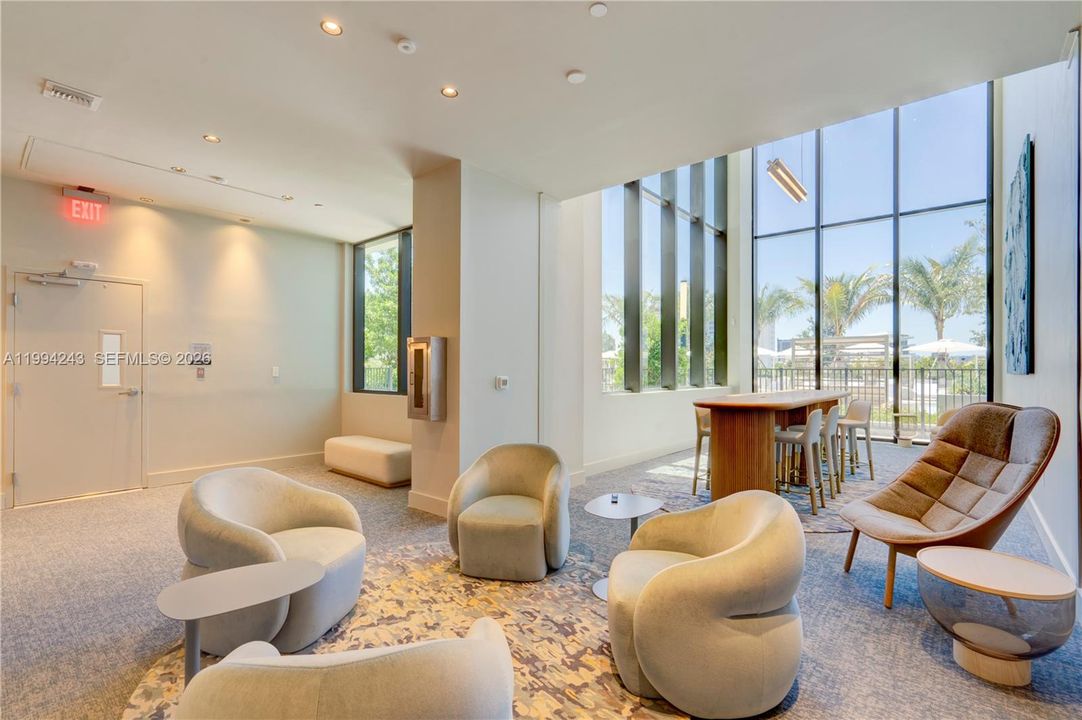 For Sale: $1,529,000 (2 beds, 2 baths, 802 Square Feet)