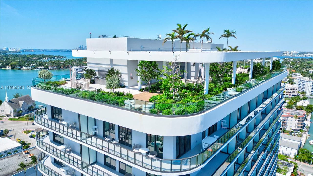 For Sale: $1,529,000 (2 beds, 2 baths, 802 Square Feet)