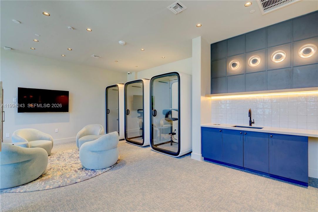 For Sale: $1,529,000 (2 beds, 2 baths, 802 Square Feet)
