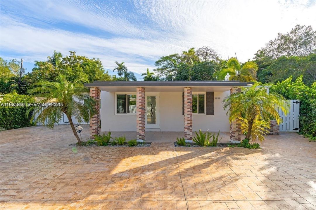 En Venta: $1,099,000 (3 camas, 3 baños, 1100 Pies cuadrados)
