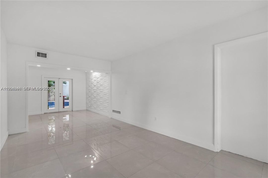 En Venta: $1,099,000 (3 camas, 3 baños, 1100 Pies cuadrados)