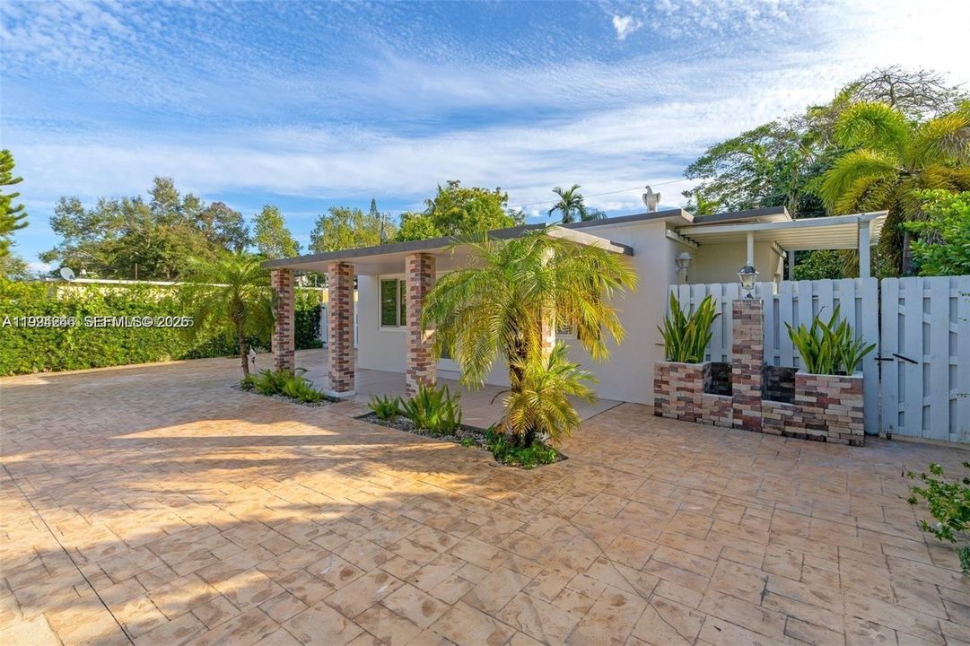 En Venta: $1,099,000 (3 camas, 3 baños, 1100 Pies cuadrados)