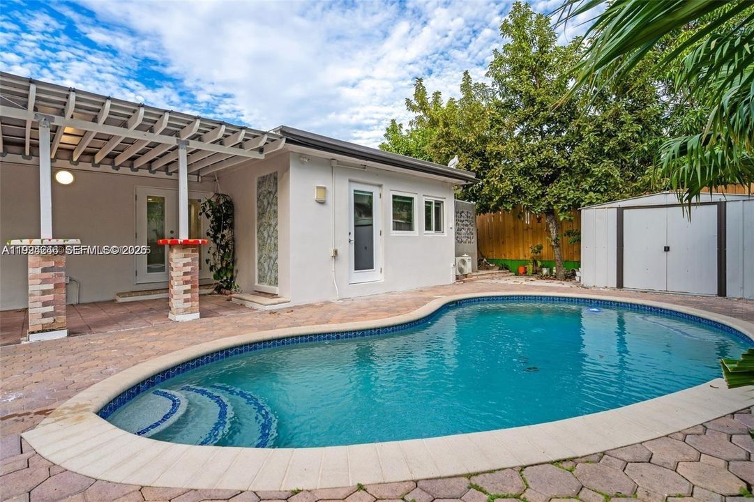 En Venta: $1,099,000 (3 camas, 3 baños, 1100 Pies cuadrados)