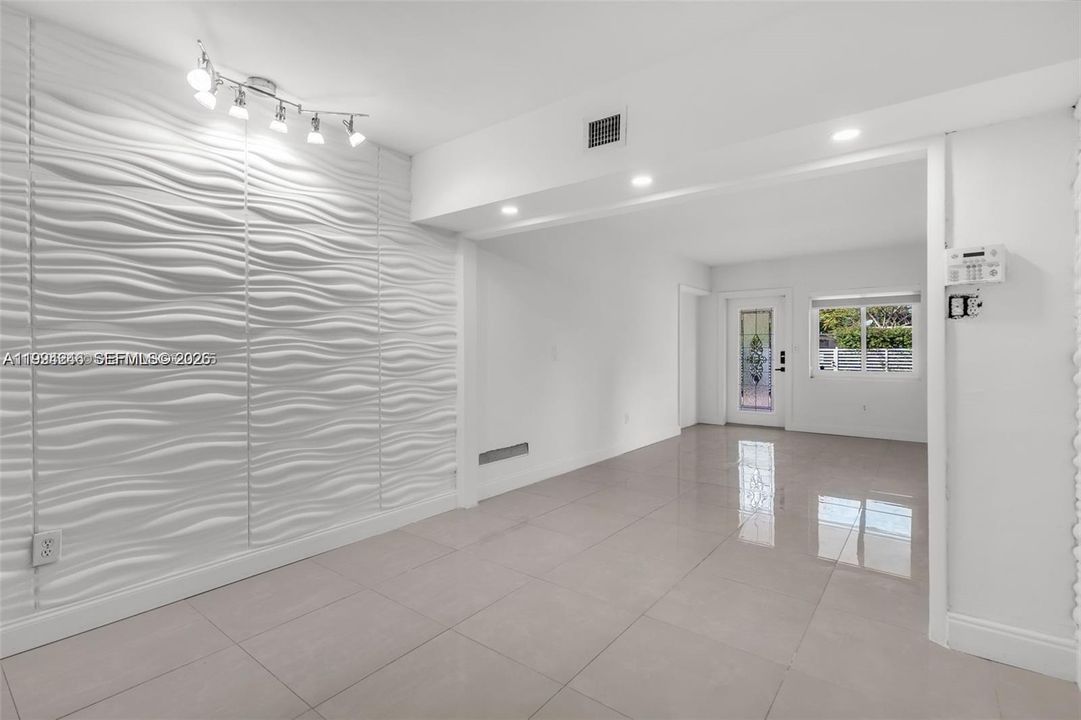 En Venta: $1,099,000 (3 camas, 3 baños, 1100 Pies cuadrados)