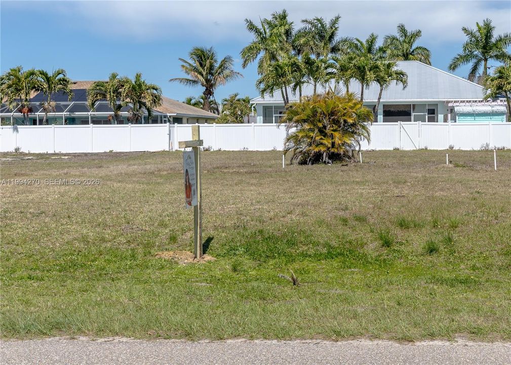 На продажу: $130,000 (0.23 acres)
