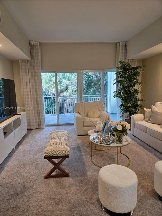 For Sale: $265,000 (1 beds, 2 baths, 1070 Square Feet)