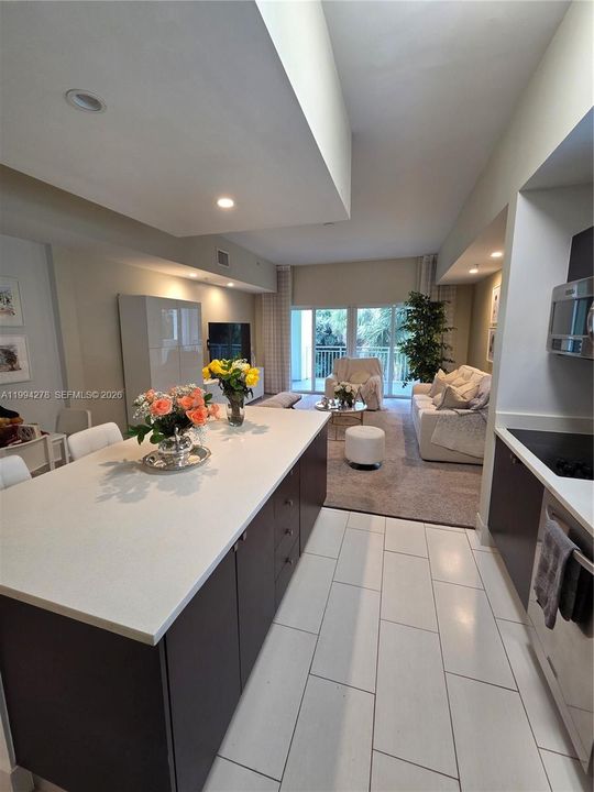For Sale: $265,000 (1 beds, 2 baths, 1070 Square Feet)